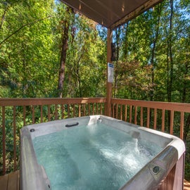 Honey Bear Hideaway's bubbling hot tub