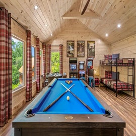 Cub Creek Retreat's pool table