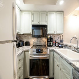 Hiker's Hideaway's fully-equipped kitchen