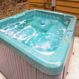 Bear Tracks Lodge's bubbling hot tub