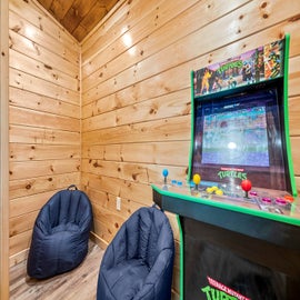 Rustic Modern Mountain Cabin's game loft area - Arcade