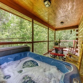 Can't Bear to Leave's bubbling hot tub