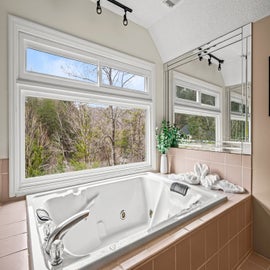 Smoky Dreams' jacuzzi tub