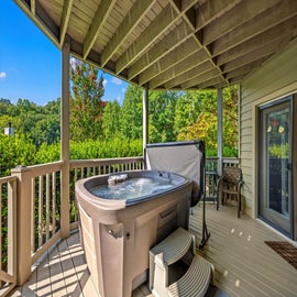 Mountain View Paradise's bubbling hot tub