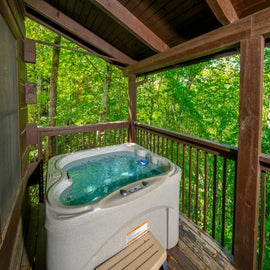 Smoky Mountain Jewel's bubbling hot tub