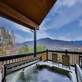 BearFoot Hills Retreat's bubbling hot tub