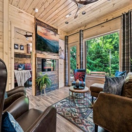 Cub Creek Retreat's cozy living area