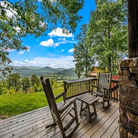 Heavenly Horizon Hideaway's deck with stunning views