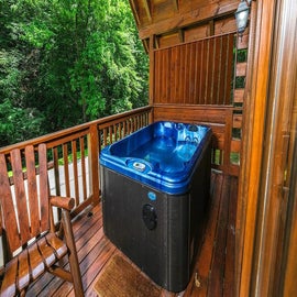 Yeti Lodge's bubbling hot tub