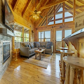 Bear View Cabin's cozy living area