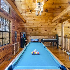 Bourbon Bear Lodge's pool table