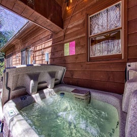 A Sweet Retreat's bubbling hot tub