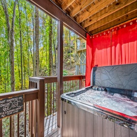 Bear Den Retreat's bubbling hot tub