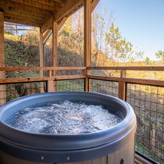 Cabin In The Mountains' bubbling hot tub