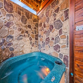 Mountain View Lodge's bubbling hot tub