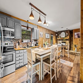 Inn the Mountains' kitchen and dining area