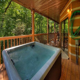 Honey Bear Hideaway's bubbling hot tub