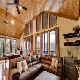 BearFoot Hills Retreat's cozy living area