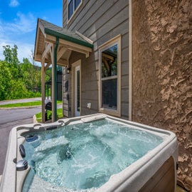 Bear Family Cabin's bubbling hot tub