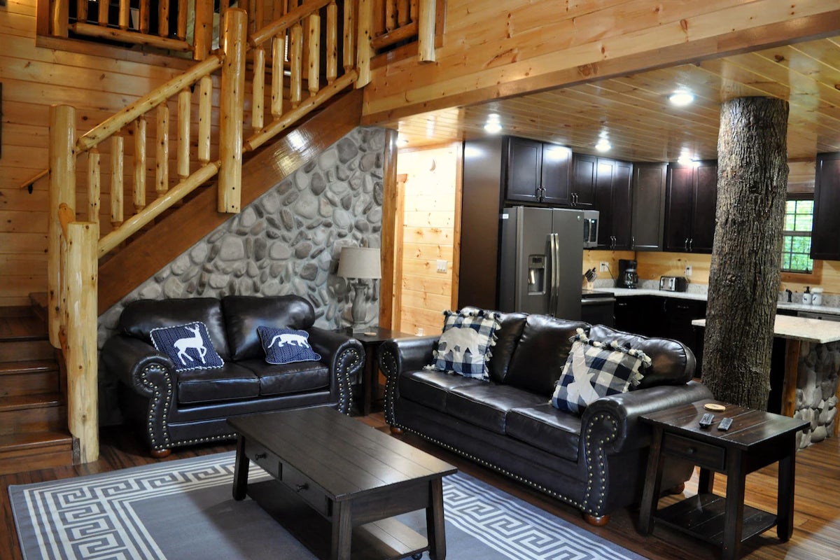 *Amazing 3BD Cabin W/ Hot Tub! Theater + GAMES!* - Feels Like Home