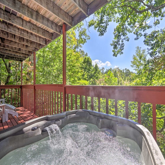 Pinecone Cottage's bubbling hot tub