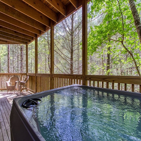 Cades Cove Escape's bubbling hot tub