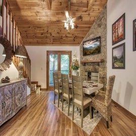 Splashside Retreat's inviting dining area