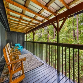 Ridgecrest Retreat's spacious deck