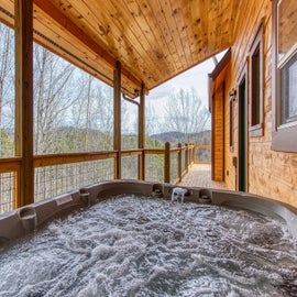 Smokey Peak Inn's bubbling hot tub