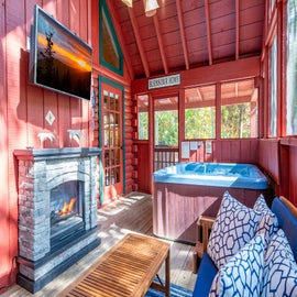 Lasting Memories' screened-in porch and hot tub