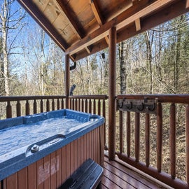 Bourbon Bear Lodge's bubbling hot tub