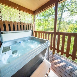 A Very Beary Welcome's bubbling hot tub