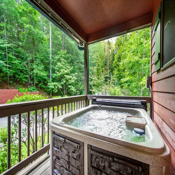 Black Bear Lookout's bubbling hot tub