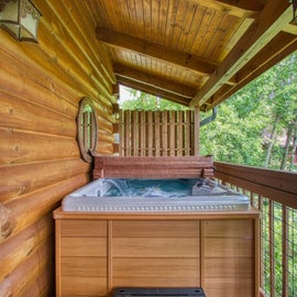 Green Sky Lodge's bubbling hot tub