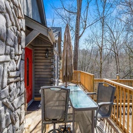 The Jarratt House's outdoor dining and seating area