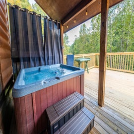 Cabin on the Creek's bubbling hot tub