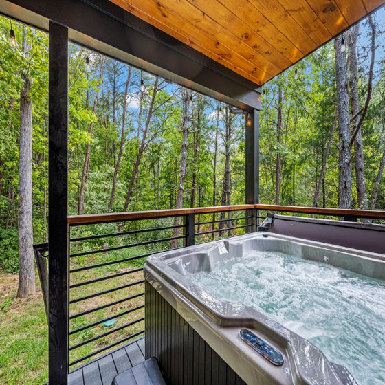 Luxe 634's bubbling hot tub