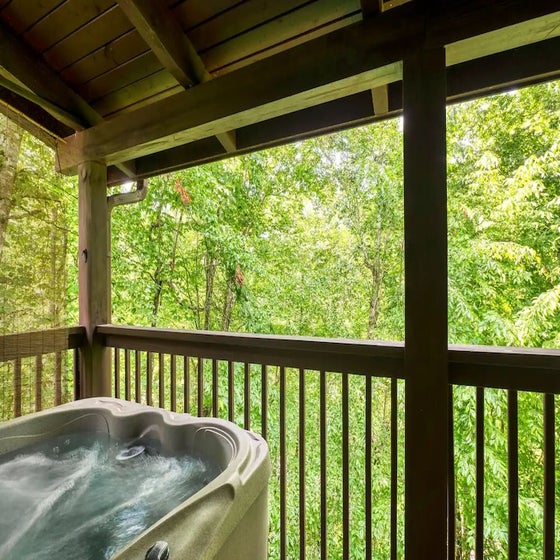 Smoky Mountain Jewel's bubbling hot tub