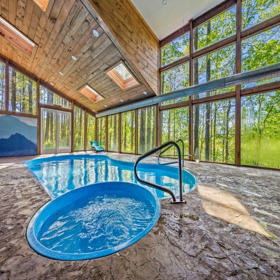 Gatlinburg Splash's refreshing swimming pool