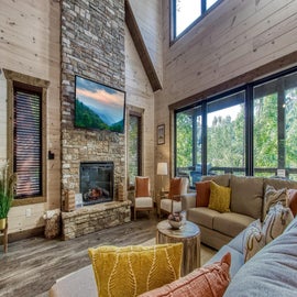 Stonehouse Ridge's cozy living area