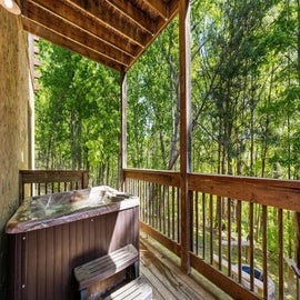 Misty Mountain Treehouse's bubbling hot tub