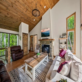 Gatlinburg Splash's cozy living area