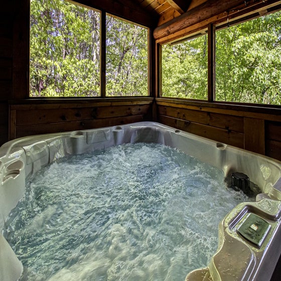 Big Bear Woods' bubbling hot tub