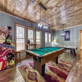 Cades Cove Escape's pool table