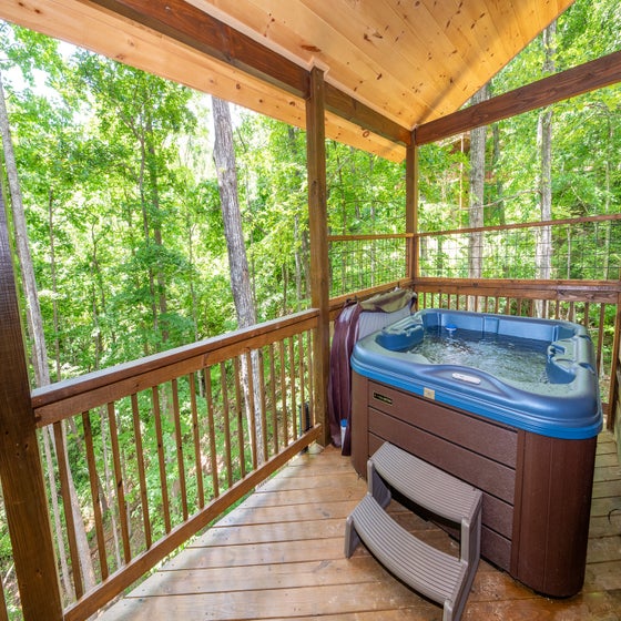 Cozy Cub Cabin's bubbling hot tub