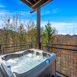 Majestic Overlook's bubbling hot tub