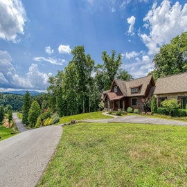 Bear Valley Lodge's exterior