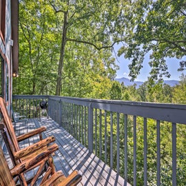 Pinecone Cottage's relaxing deck