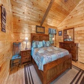 Misty Mountain Cabin' comfy bedroom