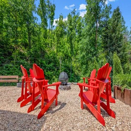 Cub Creek Retreat's crackling firepit